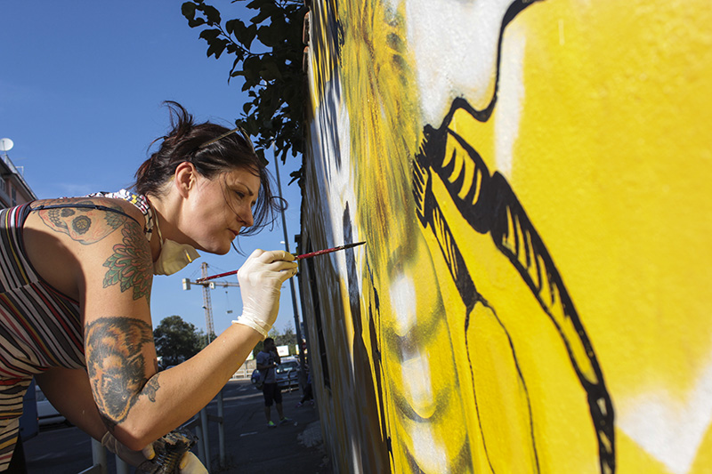 livia tedeschi all'opera sul murales 'let it bee'