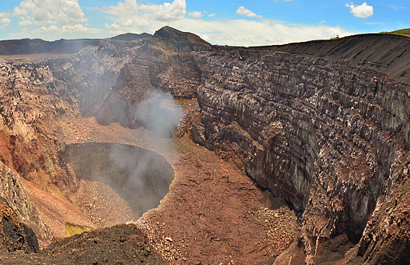 cratere santiagoIl cratere Santiago del complesso vulcanico Masaya © Web